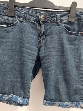 U2B Size 5 Dark Blue Denim Shorts with Cuffed Floral Hem